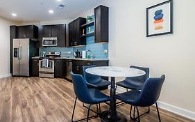 Beautiful 1Br W Balcony Gym Patio Areas